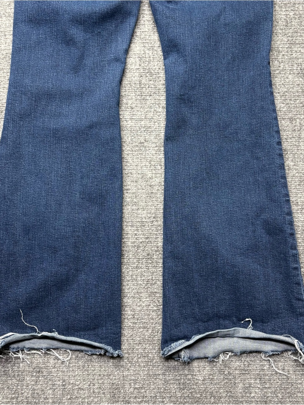 MOTHER Jeans Womens 32 Weekender Fray in Mint Condition Flare Raw Hem USA Made - Picture 15 of 15